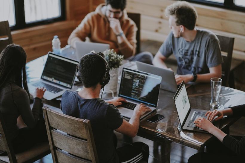 Qubit Ltd team at work